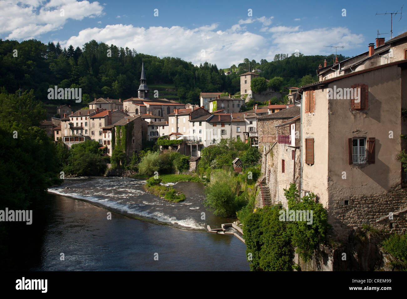 Une vue sur le village d'Olliergues dans le parc naturel Livradois-Forez de pays (Puy-de-Dôme - France). Village d'Olliergues. Banque D'Images