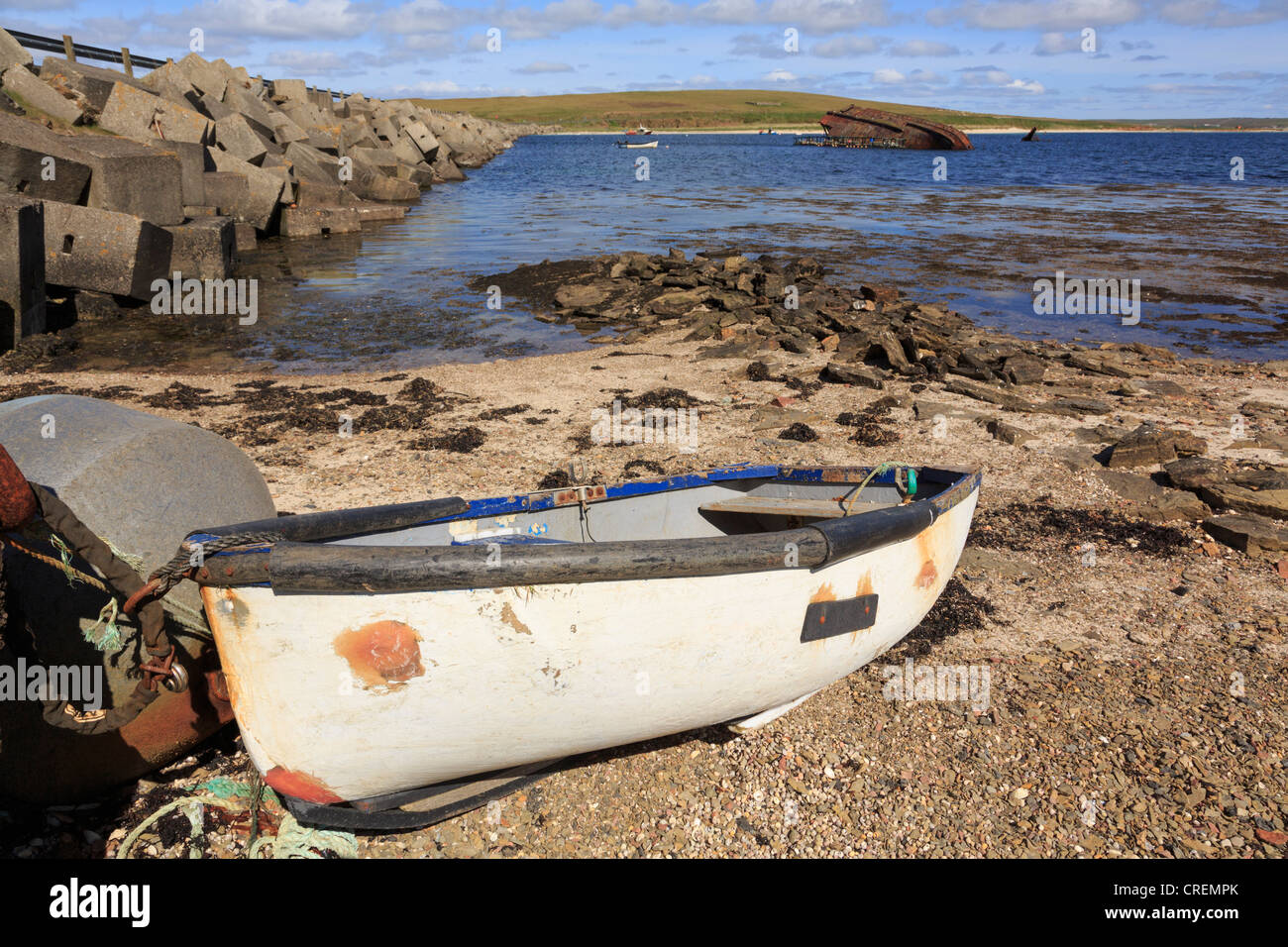 Voir l'ensemble du son de Weddell Glimps Holm Island avec barrière Churchill causeway et bloc-navires engloutis Orkney Islands Scotland UK Banque D'Images