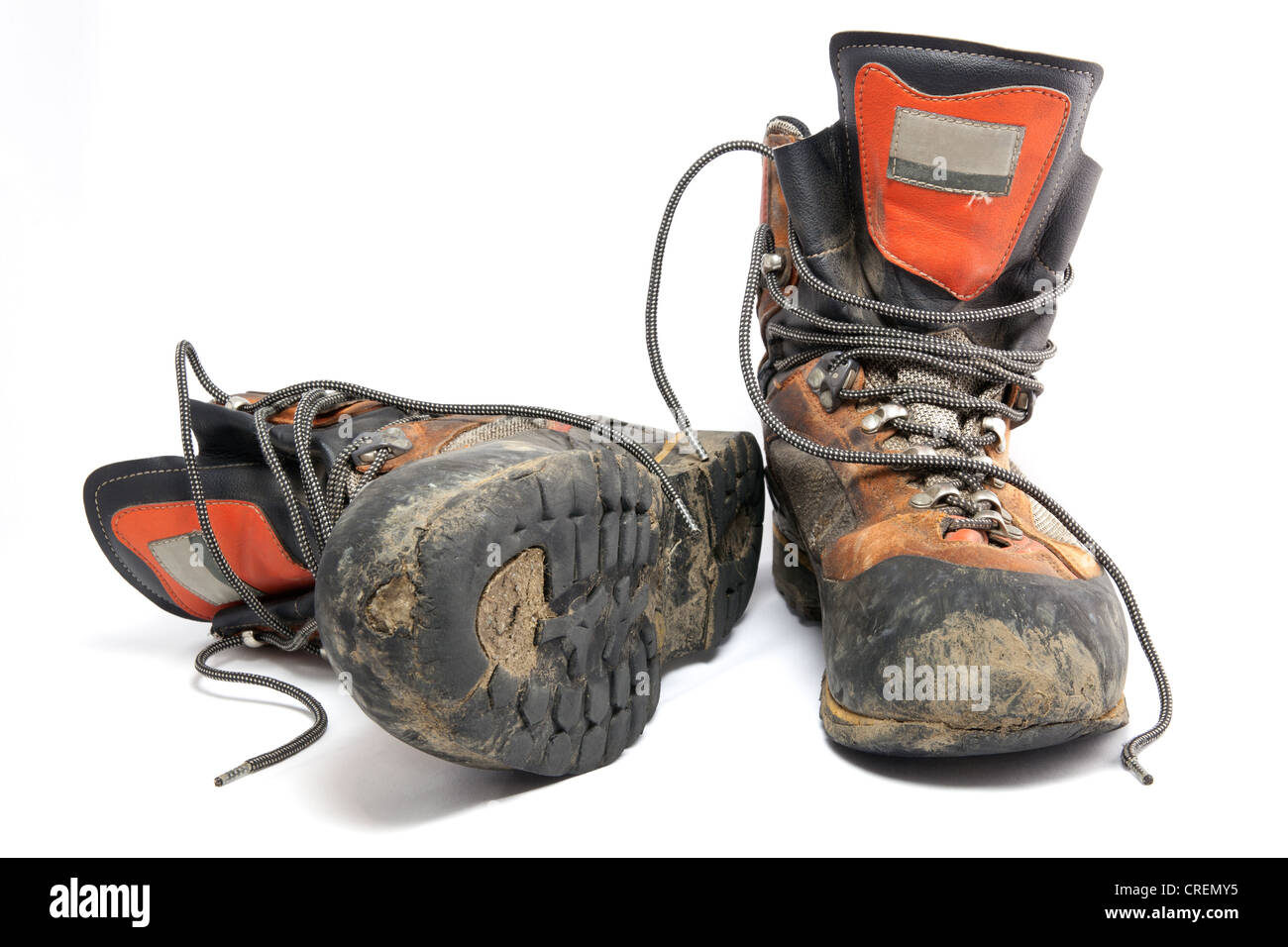 Une vieille paire de bottes de randonnée boueux Banque D'Images