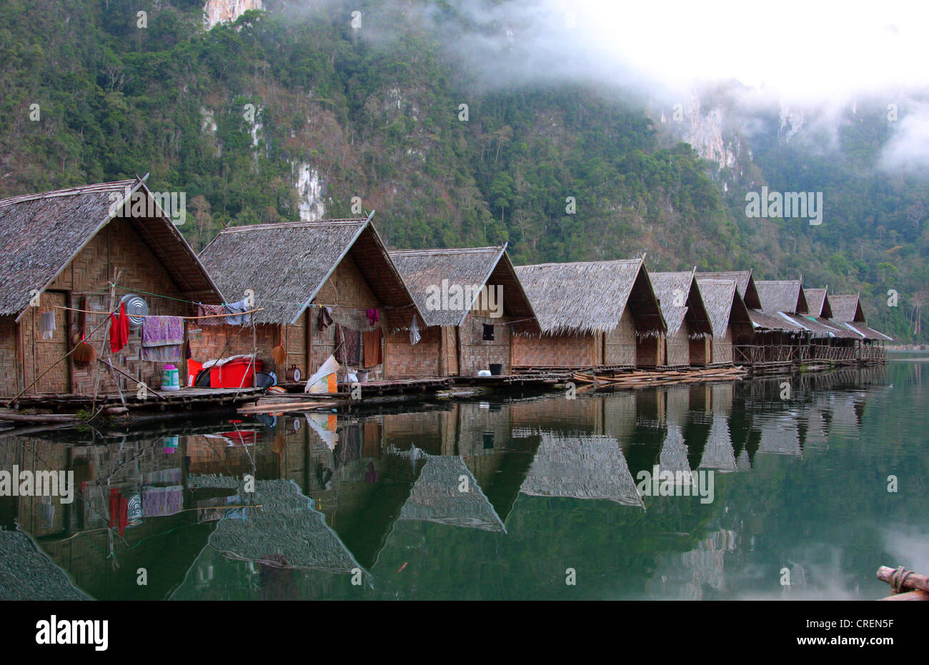 Radeau en bambou chalets au bord du lac de Rajjaphapa, Thaïlande, Phuket, parc national de Khao Sok, Klong Ka Banque D'Images