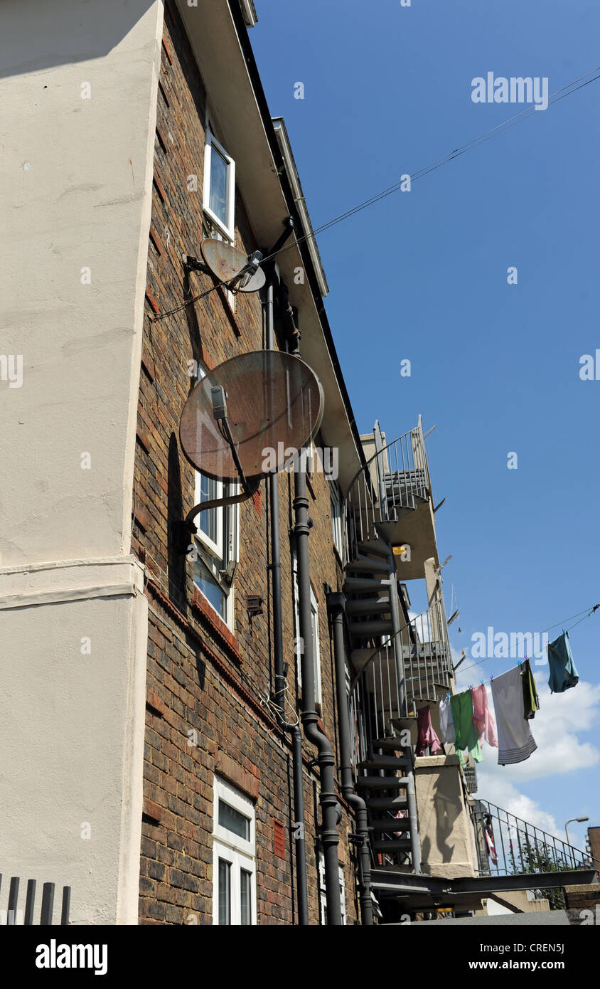 Sky Television plats sur les murs de blocs de council Flats centre-ville Brighton Royaume-Uni Banque D'Images