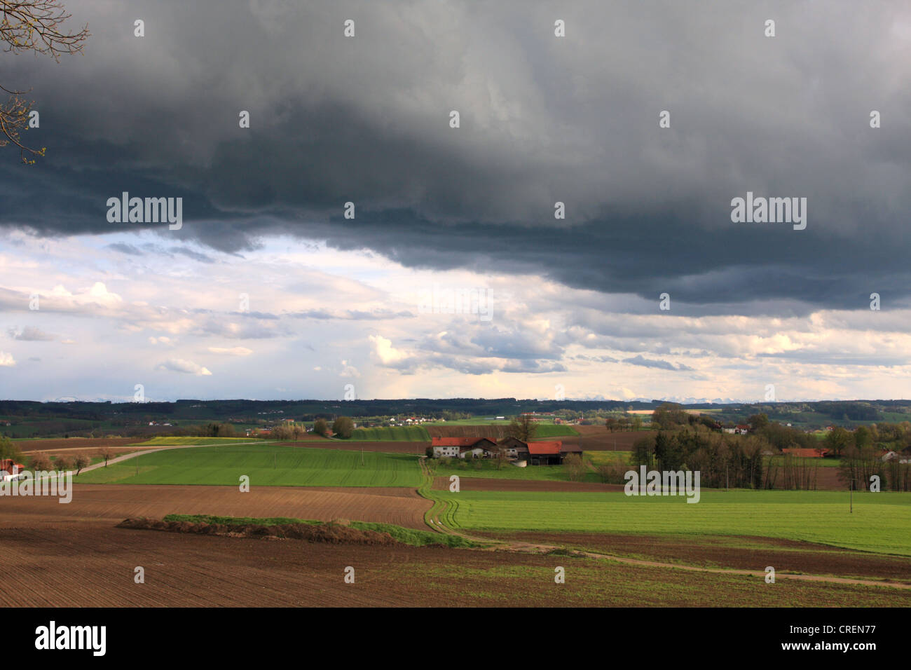 Les nuages de pluie sombre sur la montagne alpine, Allemagne, Bavière, Oberbayern, Haute-Bavière Banque D'Images