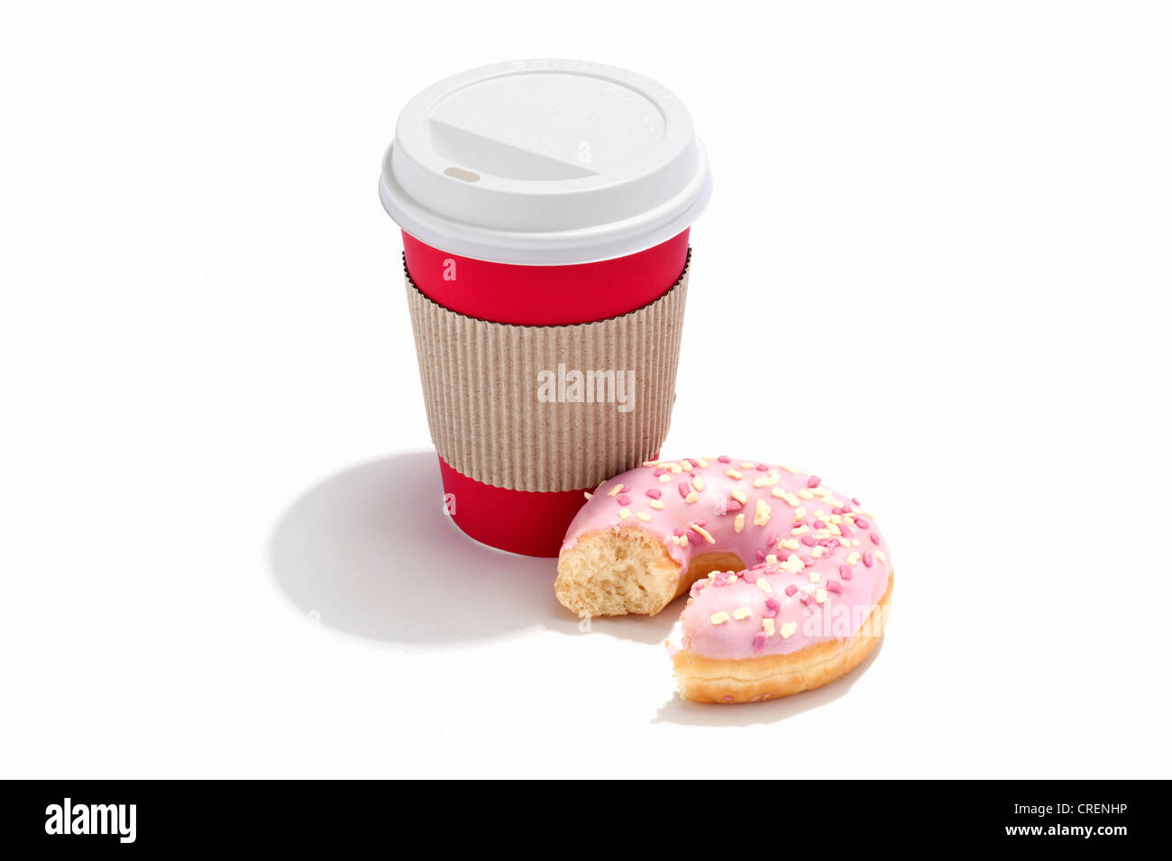 Un anneau à moitié mangé avec donut glaçage rose et une tasse de boisson à  emporter Photo Stock - Alamy