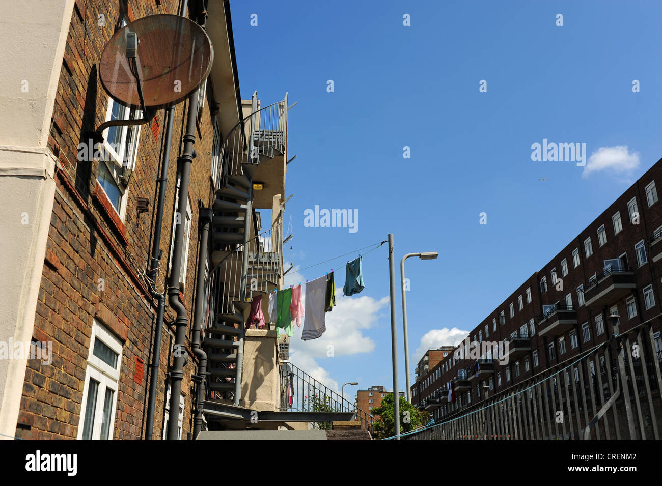 Sky Television plats sur les murs de blocs de council Flats centre-ville Brighton Royaume-Uni Banque D'Images