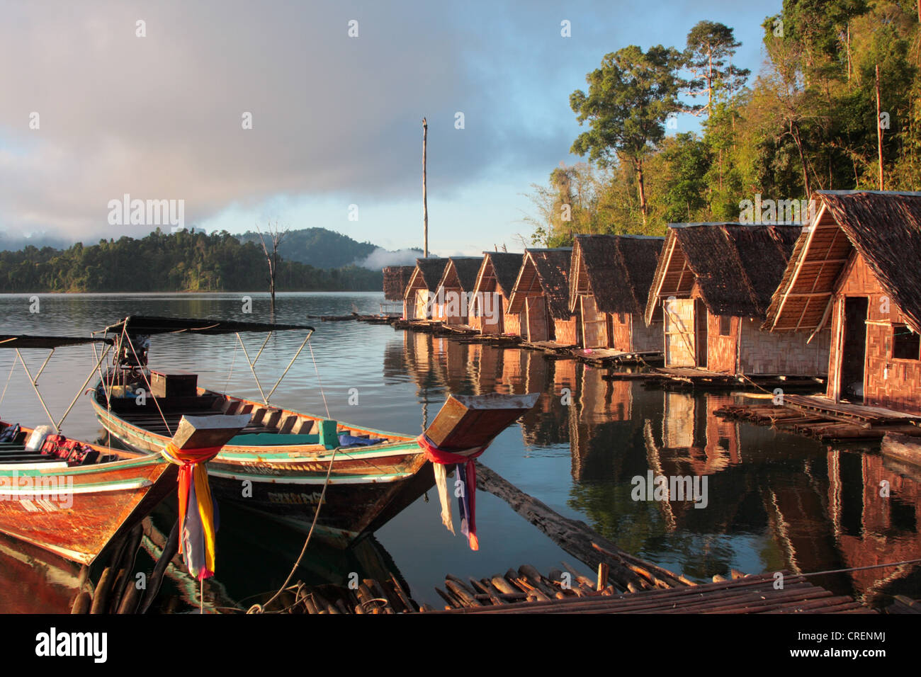 Rafthouses sur le lac Cheow Lan, Thaïlande, Phuket, parc national de Khao Sok Banque D'Images