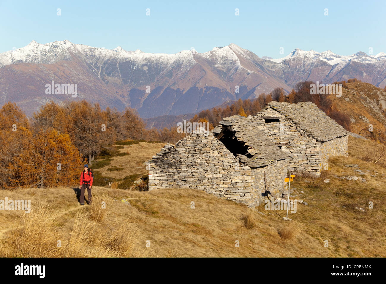 Jeune femme randonnée, maisons de ferme en pierre traditionnelle, Rustico, automne, près de Lionza, Tessin, Suisse, Europe Banque D'Images