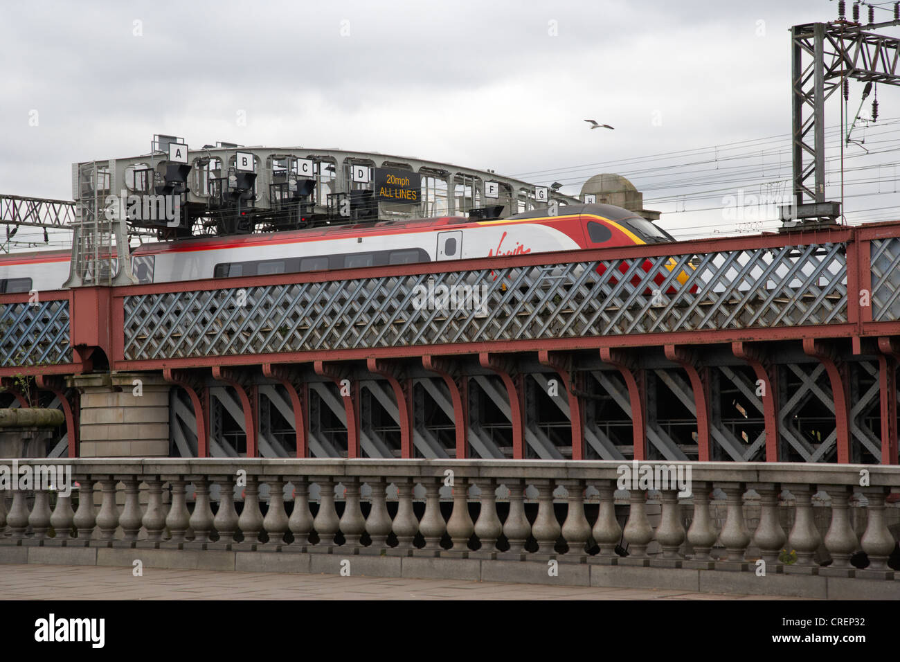 Virgin Trains rail service traversant le pont ferroviaire Caledonian arrivant à Glasgow scotland uk Banque D'Images