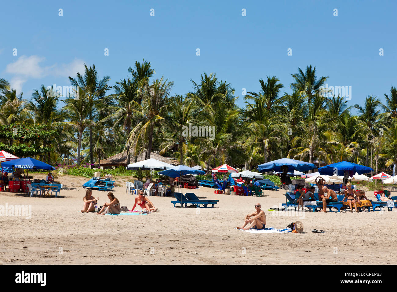 Les touristes sur la plage Legian, du sud de Bali, Bali, Indonésie, Asie du Sud, Asie Banque D'Images