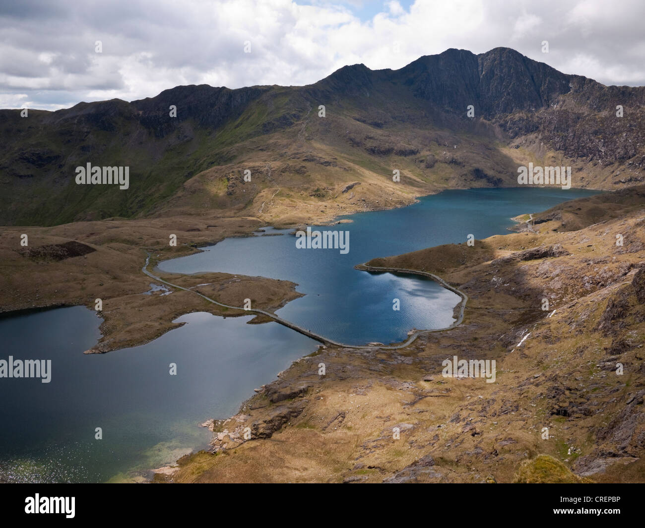 En vue d'un MCG Dyli : Llyn Llydaw sous les pics de Y Lliwedd sur l'approche de Snowdon. Le Parc National de Snowdonia. Banque D'Images