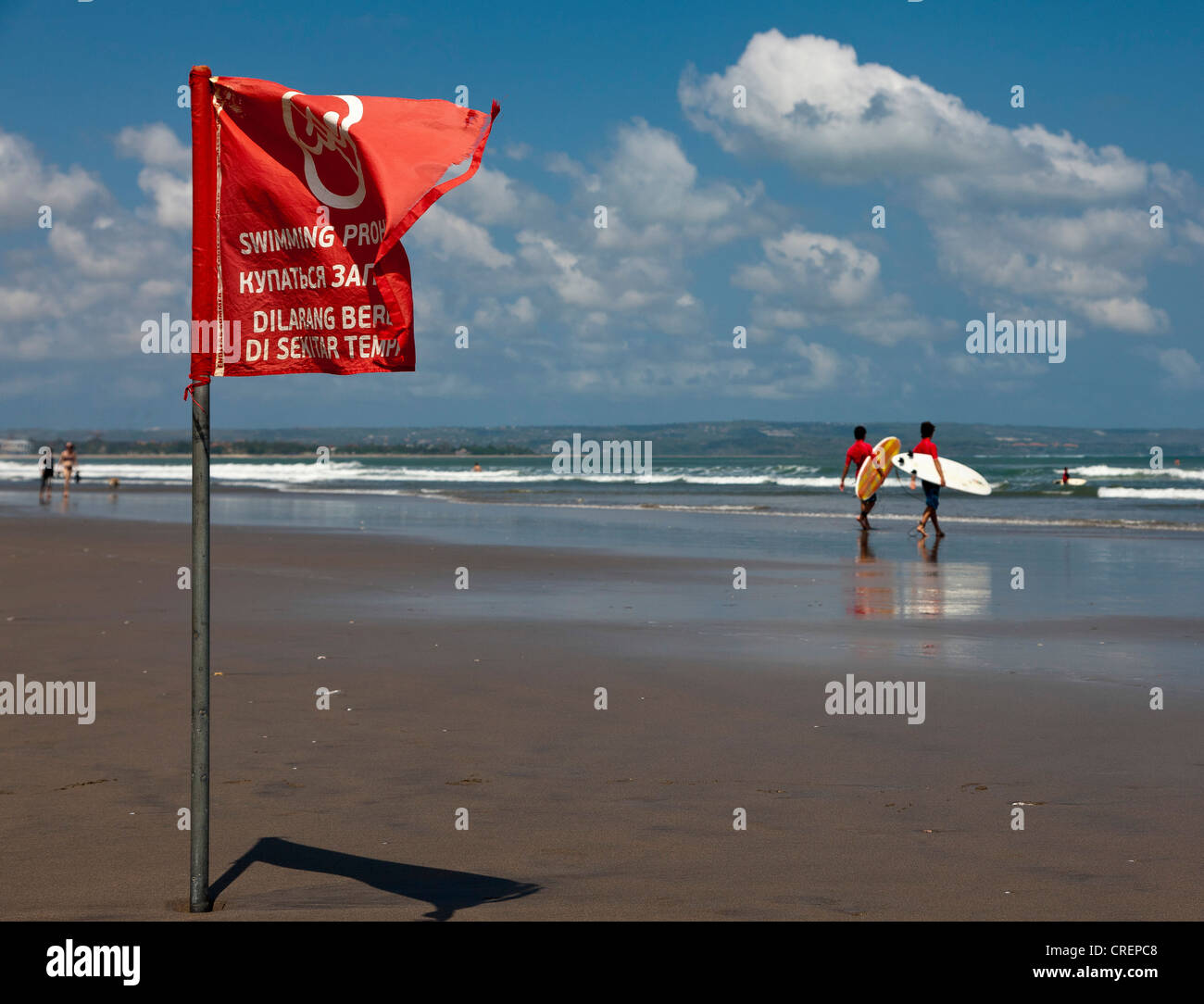 Un indicateur d'alerte rouge, la baignade interdite, Kuta Beach, paradis des surfeurs, du sud de Bali, Bali, Indonésie, Asie du Sud, Asie Banque D'Images