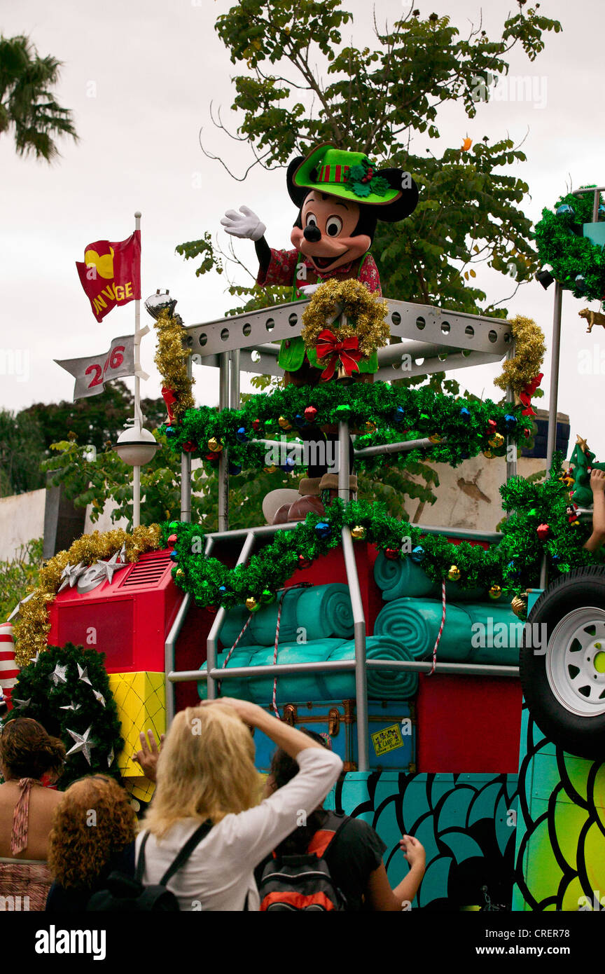Personnage de Micky Mouse divertit les foules dans les carnavals d'ordinaire au parc à thème Disney's Animal Kingdom, Orlando Banque D'Images