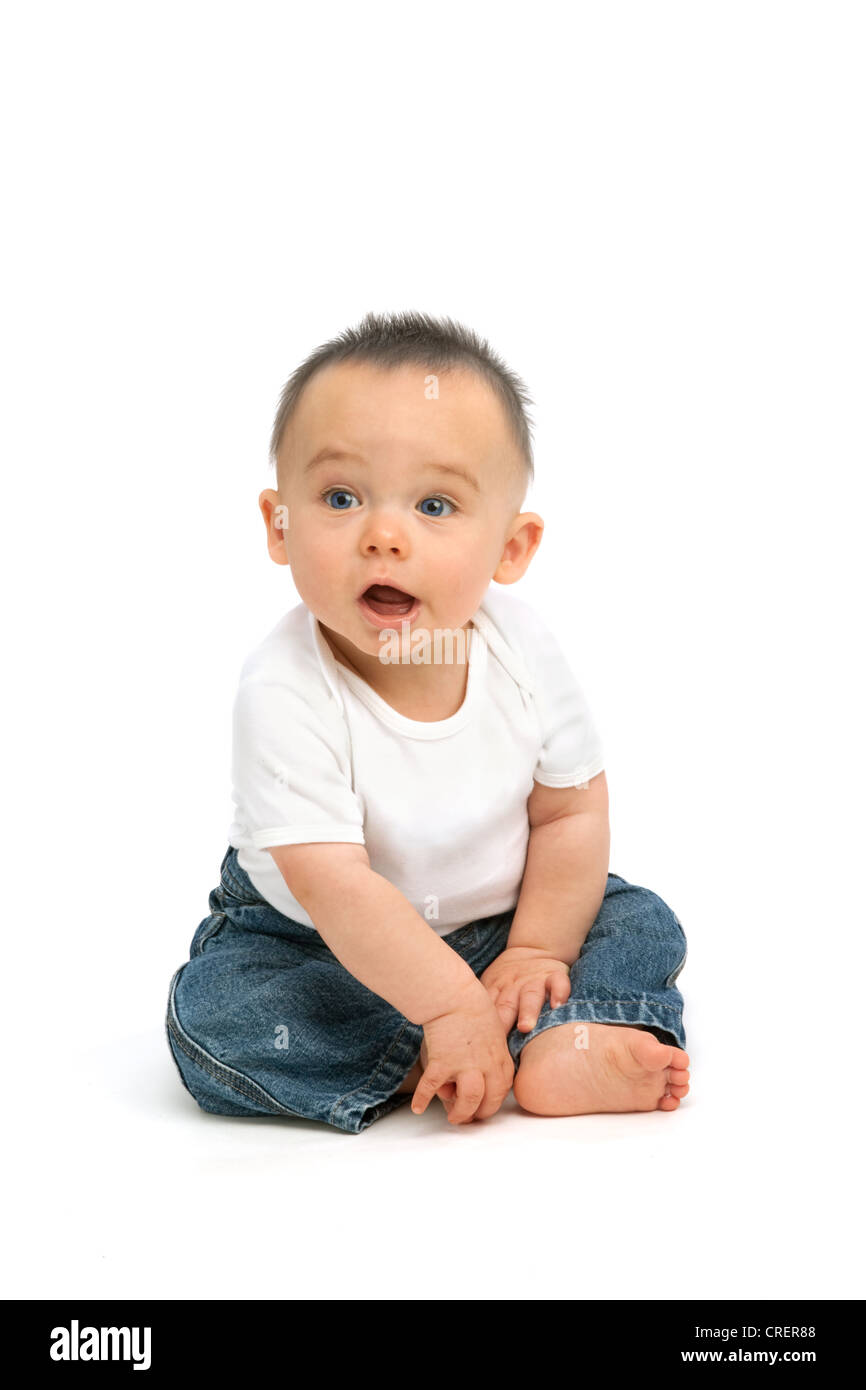 Cheeky 8 Mois Bebe Garcon Portant Des Jeans Et Veste Blanche Assis Et Crier Photo Stock Alamy