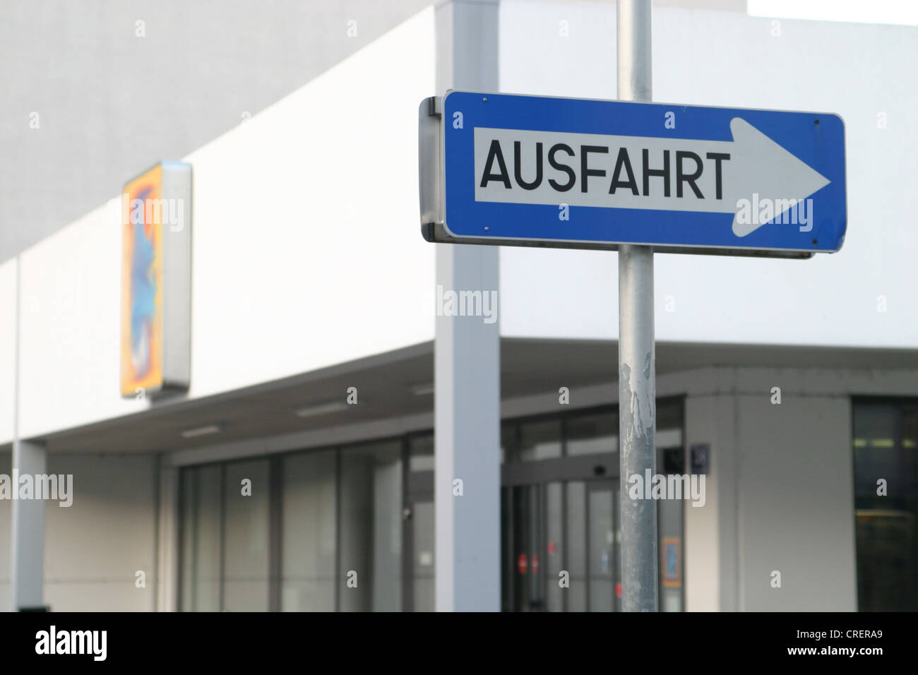 Signe de la passerelle sur un parking, Allemagne Banque D'Images