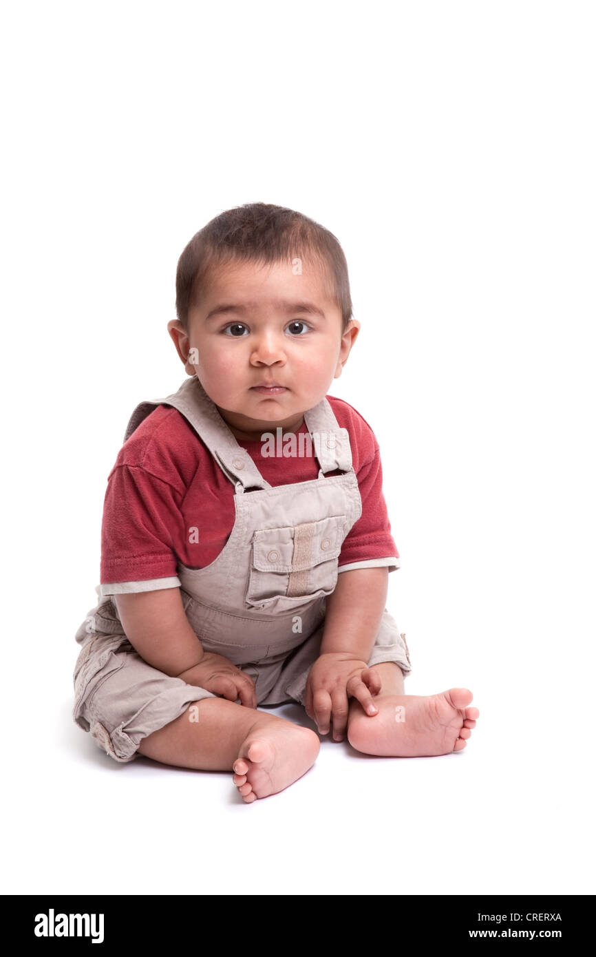 Un Indien Age De 5 Mois Bebe Garcon Assis Sur Le Plancher Et D Attention Photo Stock Alamy