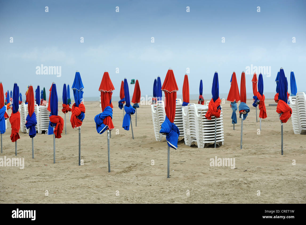 Roulé les parasols de plage vide à Deauville Normandie France Banque D'Images