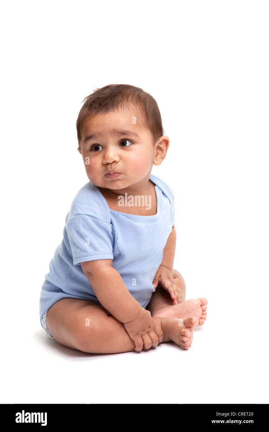 5 Mois Bebe Indien Pensif Assis Sur Le Plancher A La Gauche Photo Stock Alamy