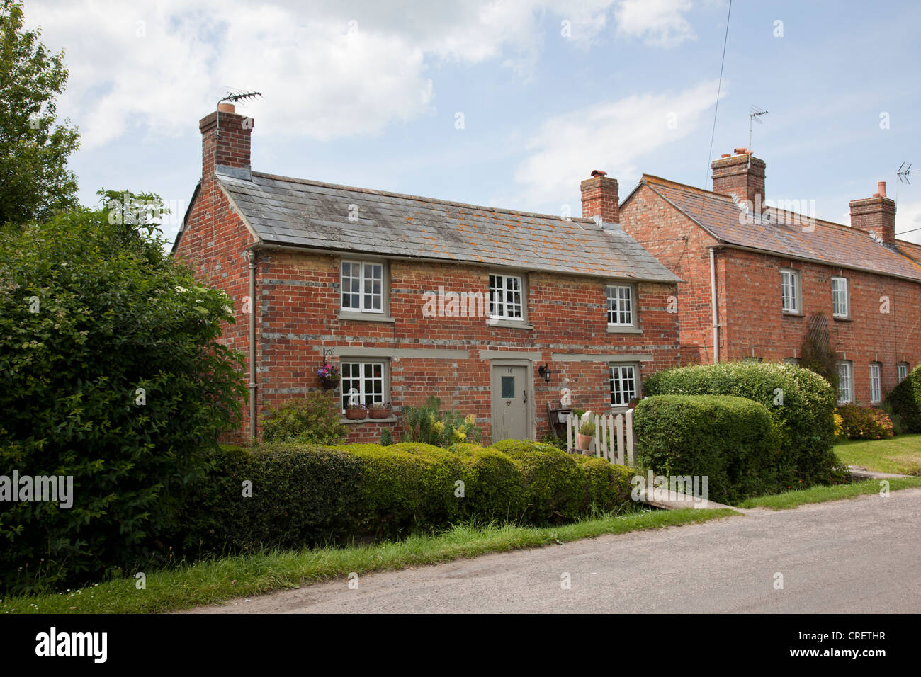 Chalets dans le village de Buscot, Nr Lechlade, Oxfordshire, Angleterre, Royaume-Uni Banque D'Images