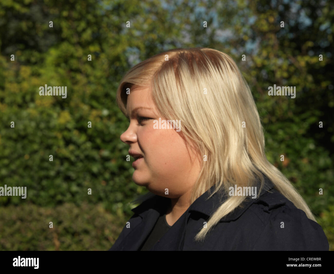 Femme norvégienne dans la vingtaine Standing In Garden Banque D'Images Femme norvégienne dans la vingtaine Standing In Garden Banque D'Images