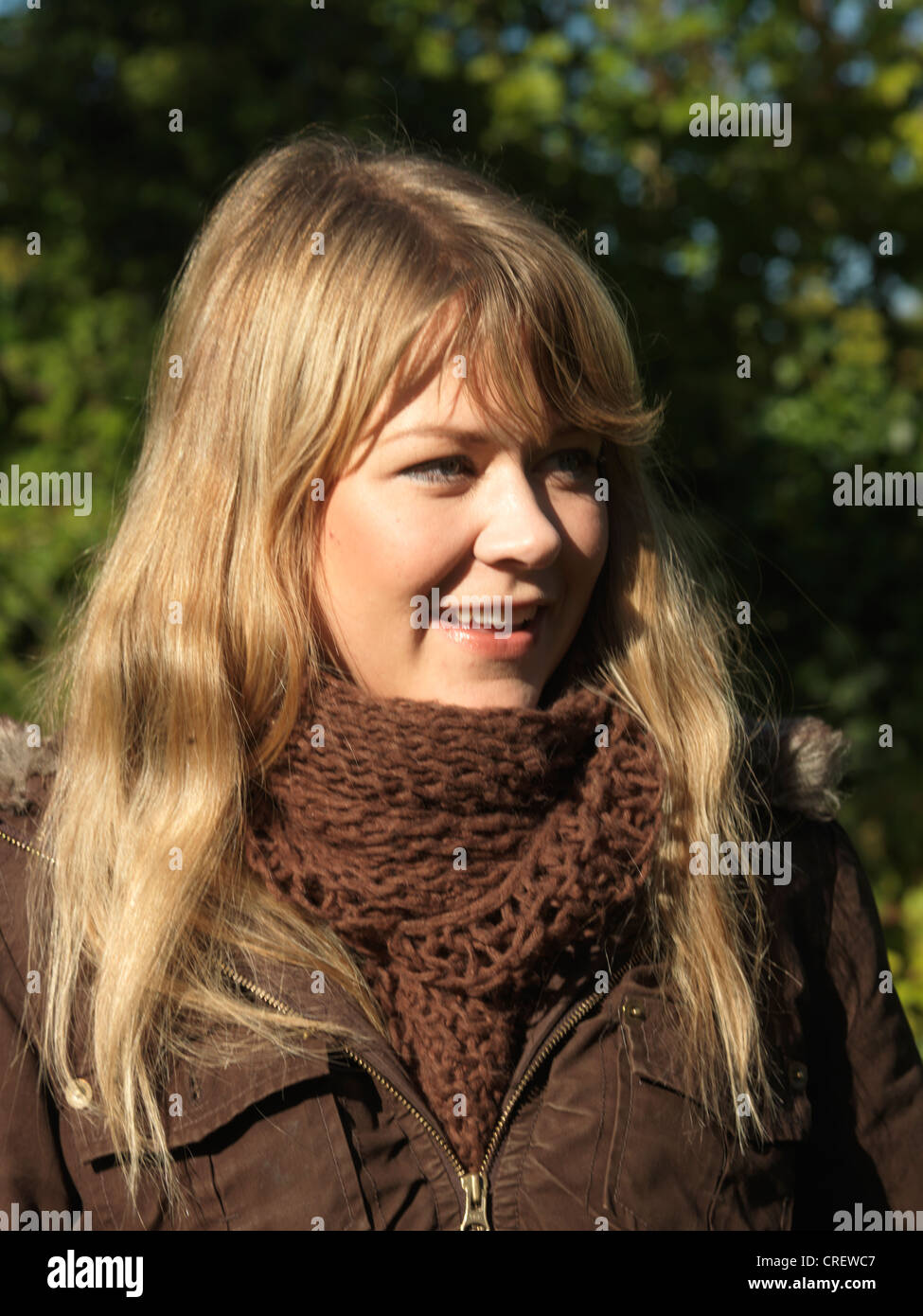 Femme norvégienne dans la vingtaine Standing In Garden Banque D'Images Femme norvégienne dans la vingtaine Standing In Garden Banque D'Images