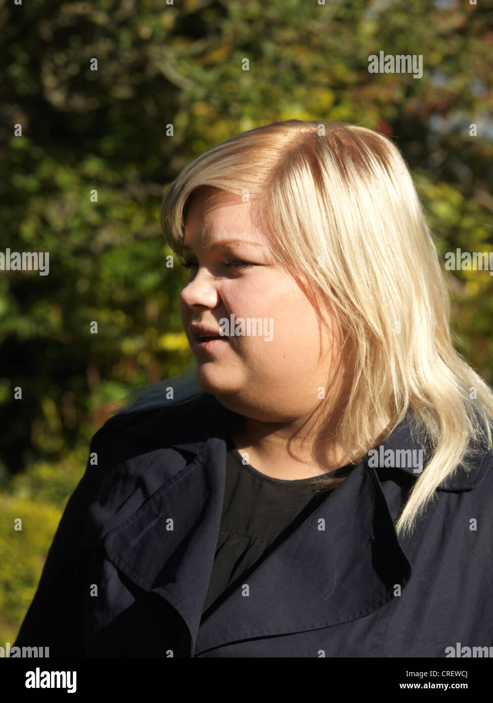 Femme norvégienne dans la vingtaine Standing In Garden Banque D'Images Femme norvégienne dans la vingtaine Standing In Garden Banque D'Images