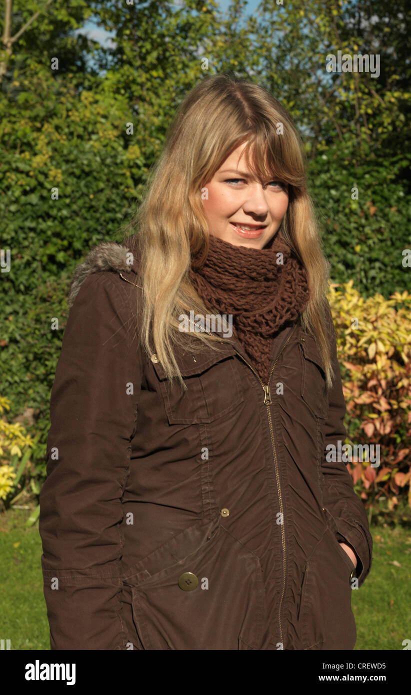 Femme norvégienne dans la vingtaine Standing In Garden Banque D'Images Femme norvégienne dans la vingtaine Standing In Garden Banque D'Images