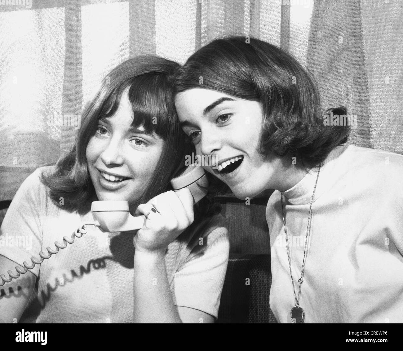 Photo en noir et blanc de deux adolescentes de parler sur un téléphone Banque D'Images