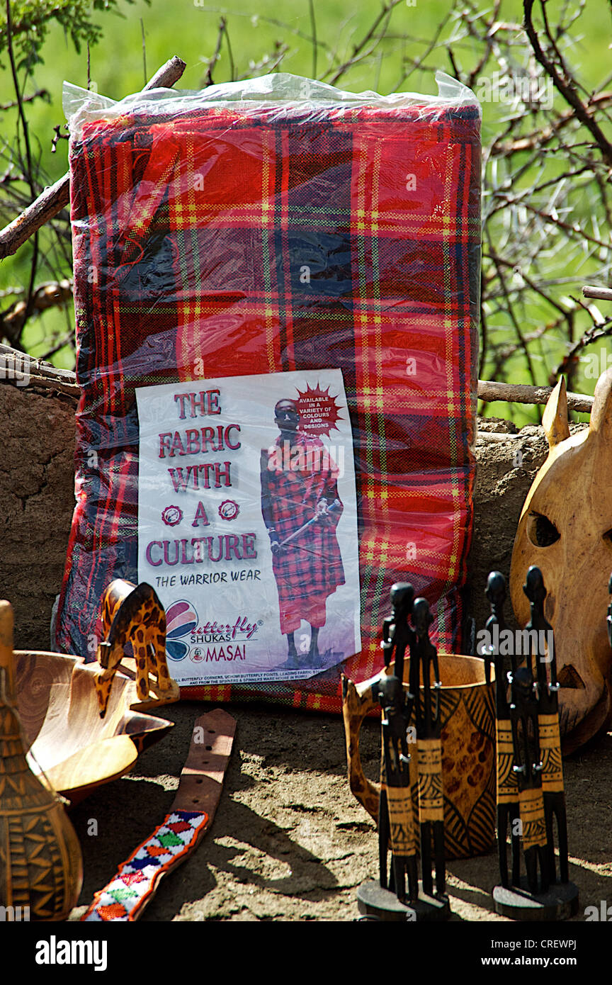 Tissu traditionnel, des masques et des statues sur la vente. Le Masai Mara, Kenya. Banque D'Images
