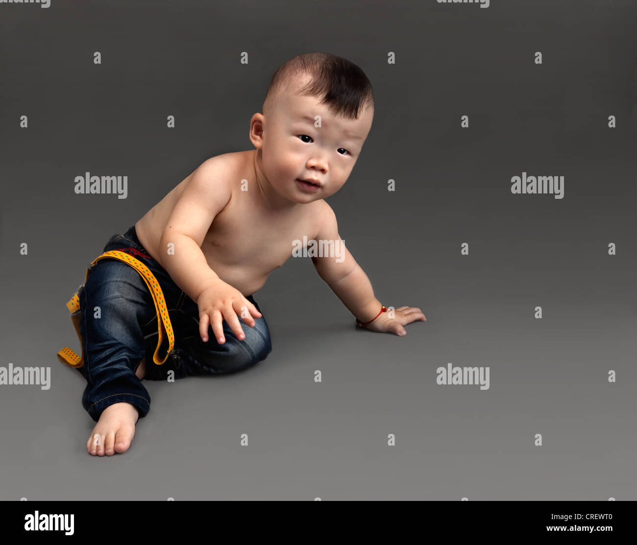 18alerte Mois Bebe Chinois Avec Une Coupe De Cheveux Des Garcons Typiques Ramper En Avant Photo Stock Alamy 18alerte Mois Bebe Chinois Avec Une Coupe De Cheveux Des Garcons Typiques Ramper En Avant Photo Stock Alamy