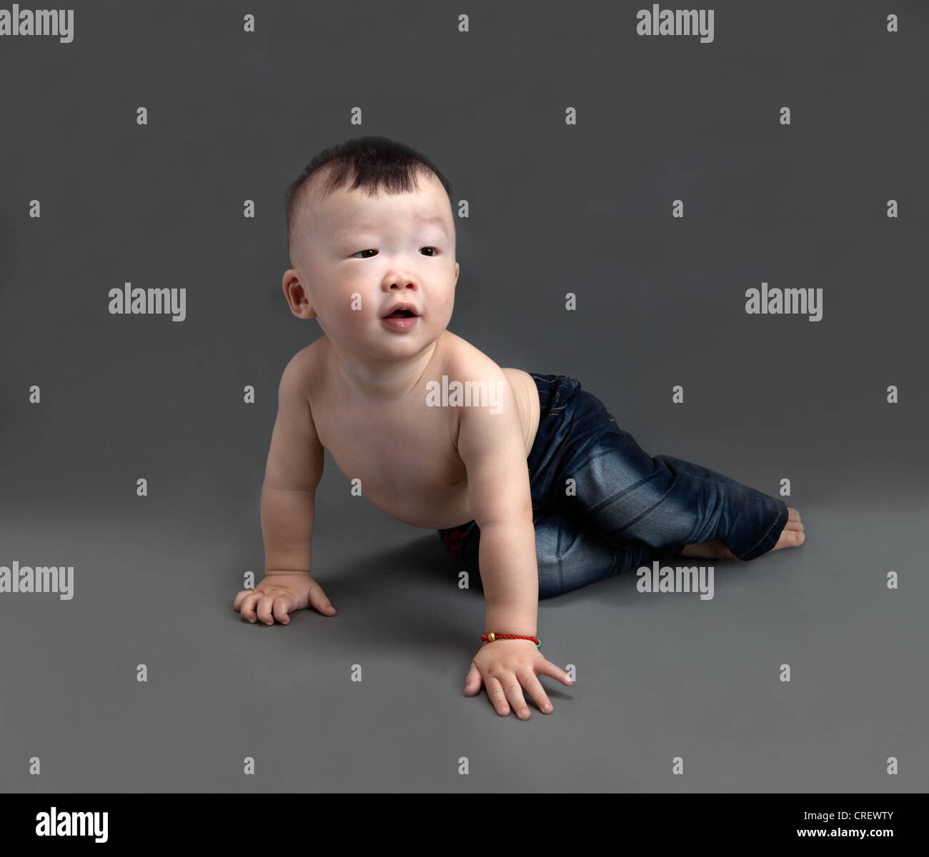 18alerte Mois Bebe Chinois Avec Une Coupe De Cheveux Des Garcons Typiques Ramper En Avant Photo Stock Alamy 18alerte Mois Bebe Chinois Avec Une Coupe De Cheveux Des Garcons Typiques Ramper En Avant Photo Stock Alamy