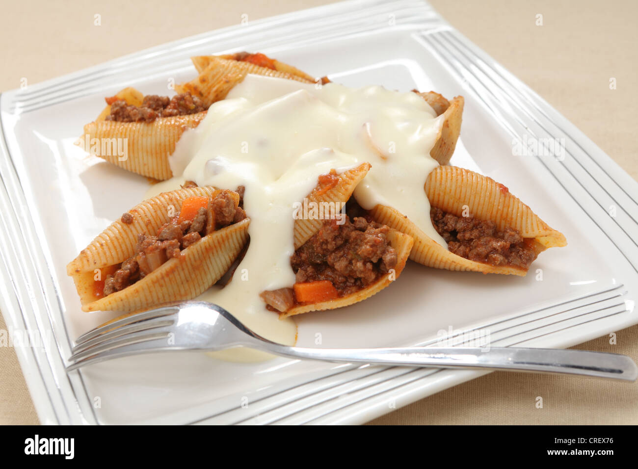 Rempli de coquilles de pâtes bolognaise un type de sauce à la viande et surmonté d'un béchamel au fromage. Banque D'Images