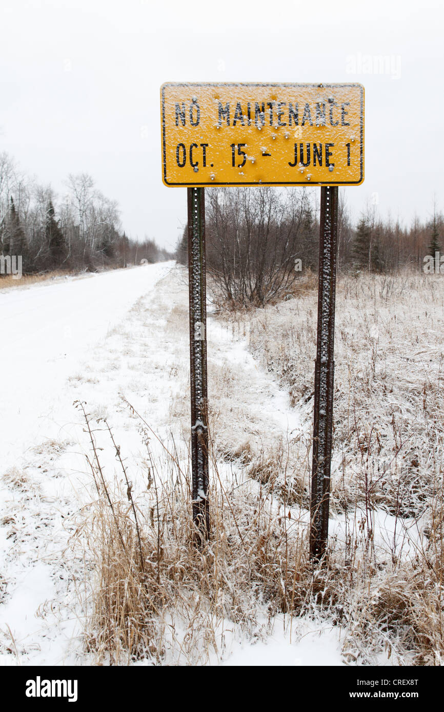Pas d'entretien d'un panneau routier en hiver - les régions rurales du nord du Minnesota. Banque D'Images