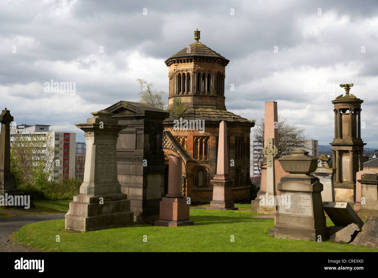 Monuments et mausolée sur le sommet de la nécropole de Glasgow Ecosse Royaume-Uni cimetière victorien Banque D'Images