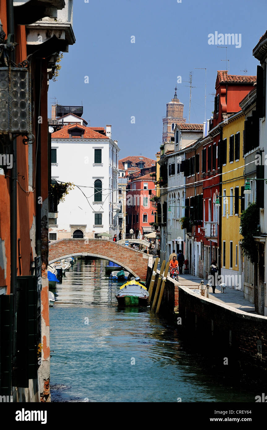 Canal de Venise dans le quartier de Dorsoduro de Venise Banque D'Images