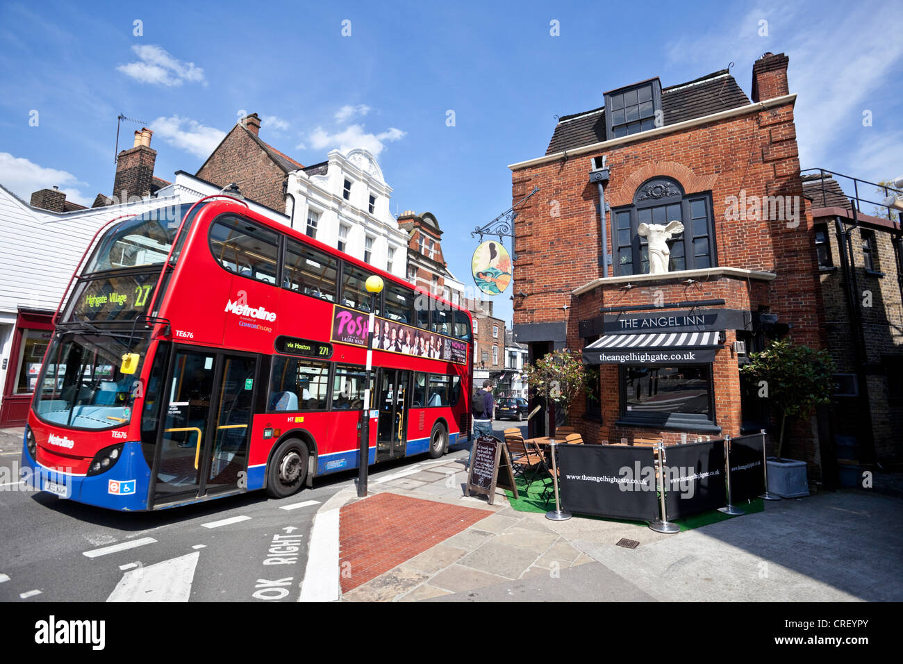 Scène de rue : conduite d'autobus à impériale passé l'Angel Inn, Highgate Village, London, N6, England, UK Banque D'Images