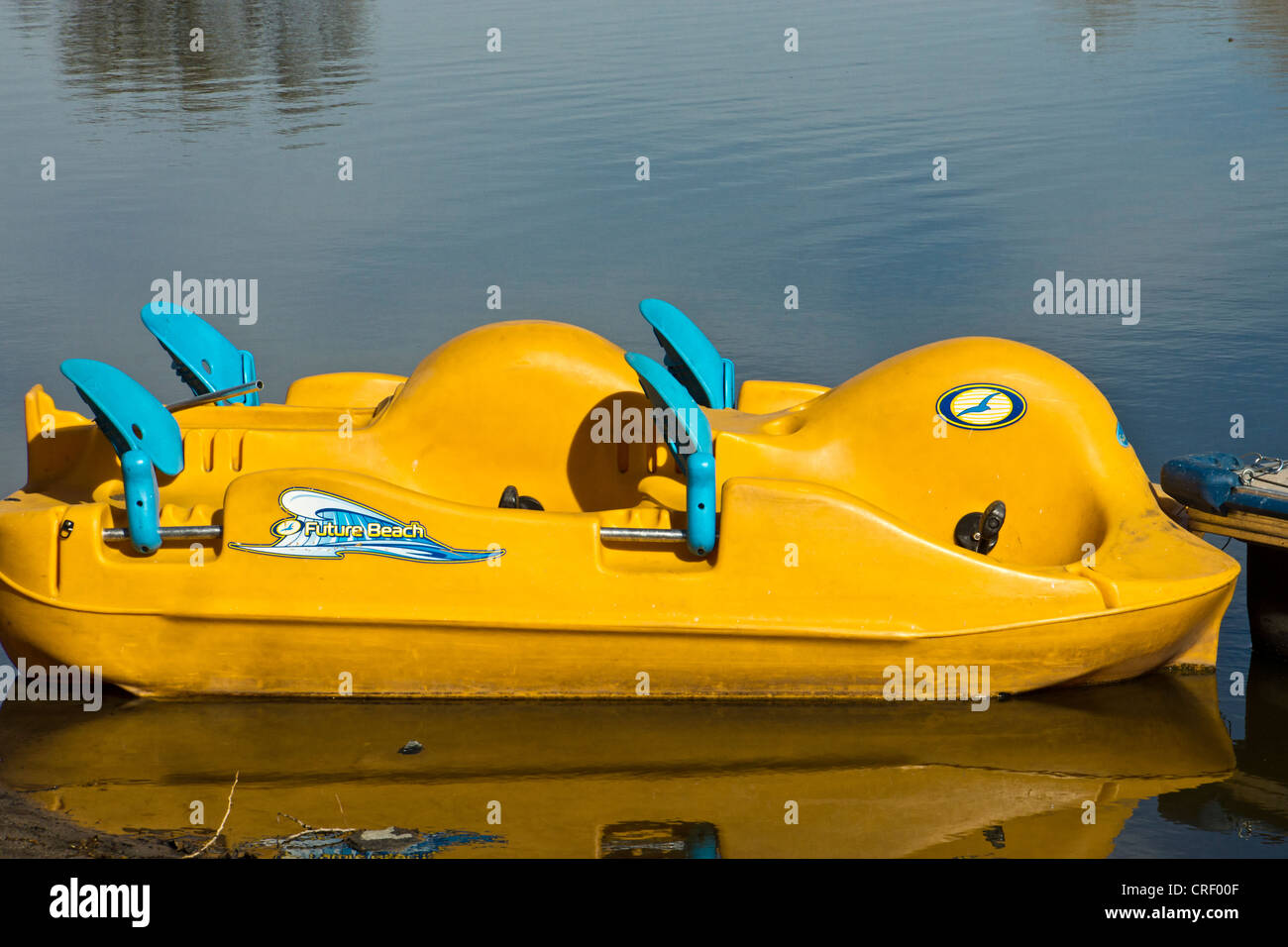 En plastique jaune pédalo sur le lac Banque D'Images