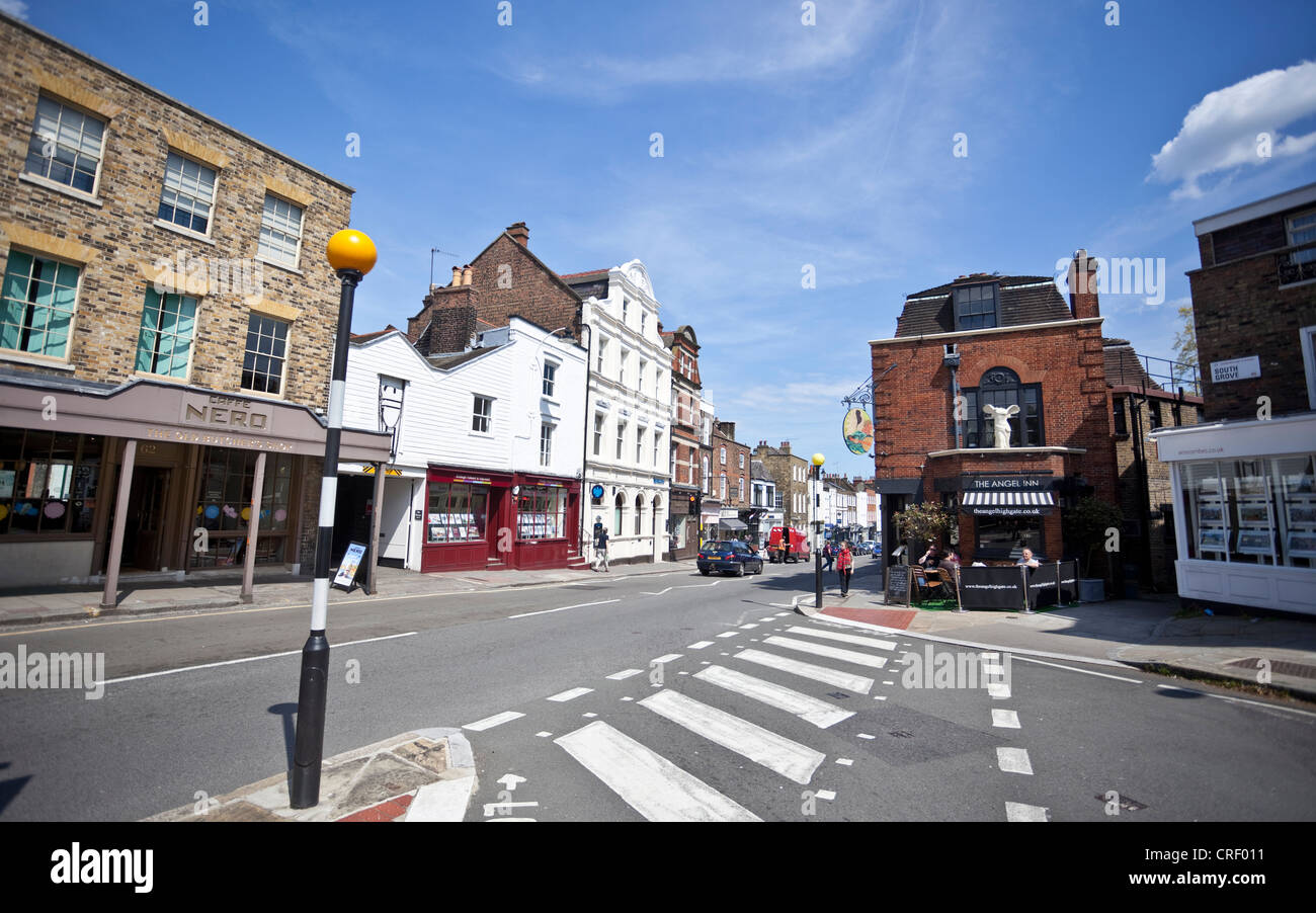 Scène de rue sur Highgate High Street, Londres, N 6, Angleterre, Royaume-Uni. Banque D'Images