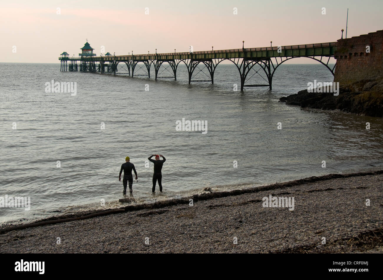 Deux nageurs d'entrer dans la mer, Clevedon Pier, Clevedon, Somerset, Angleterre, Royaume-Uni, Europe Banque D'Images