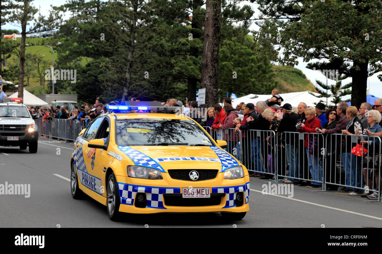 Voiture de police du Queensland mène la parade comme foules regarder les artistes interprètes ou exécutants et vintage and classic cars au 'Cooly Rocks On' Banque D'Images