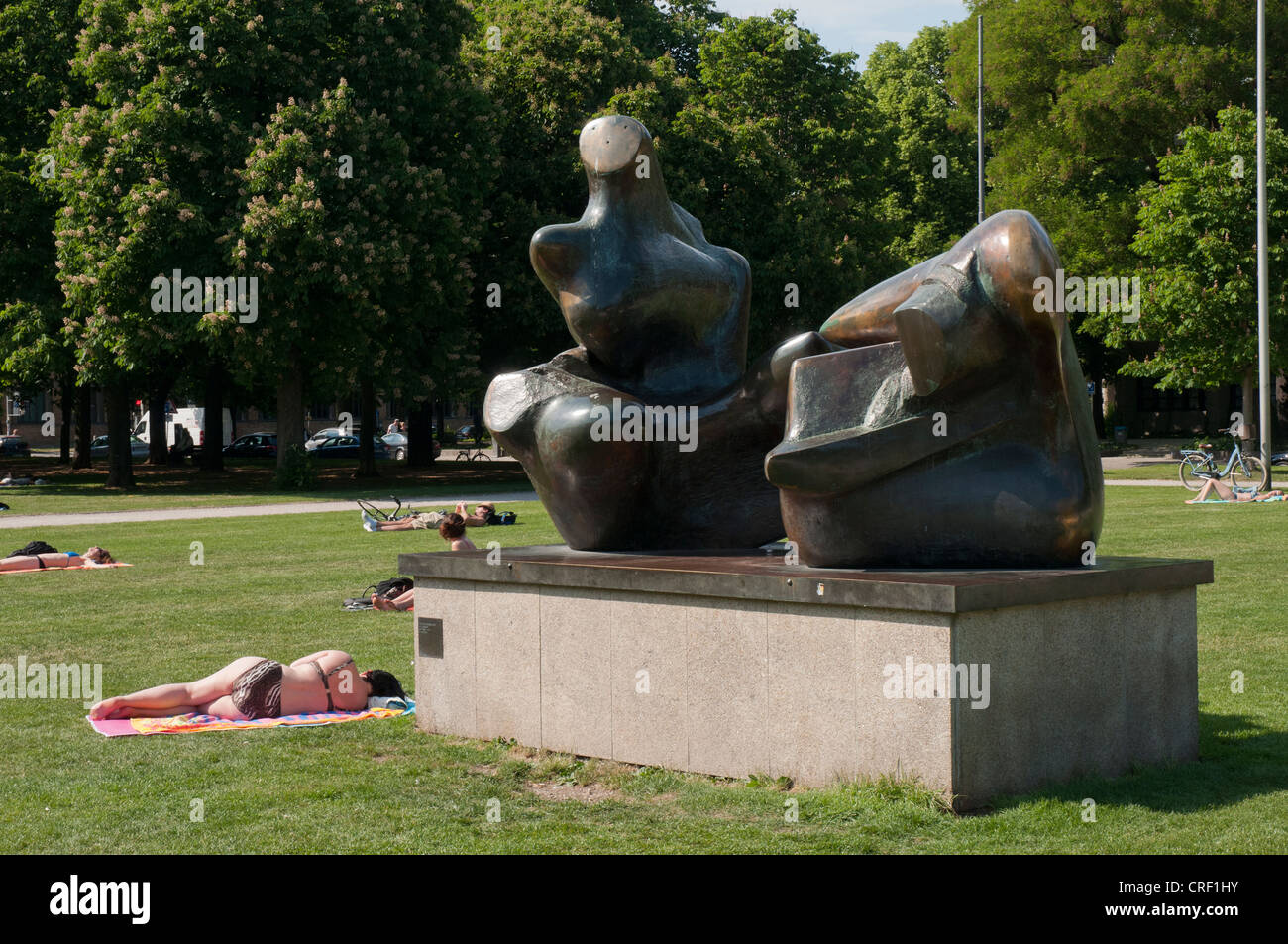 Les gens en train de bronzer sur les pelouses à l'extérieur de l'Alte Pinakothek Art Museum à Munich, Allemagne Banque D'Images