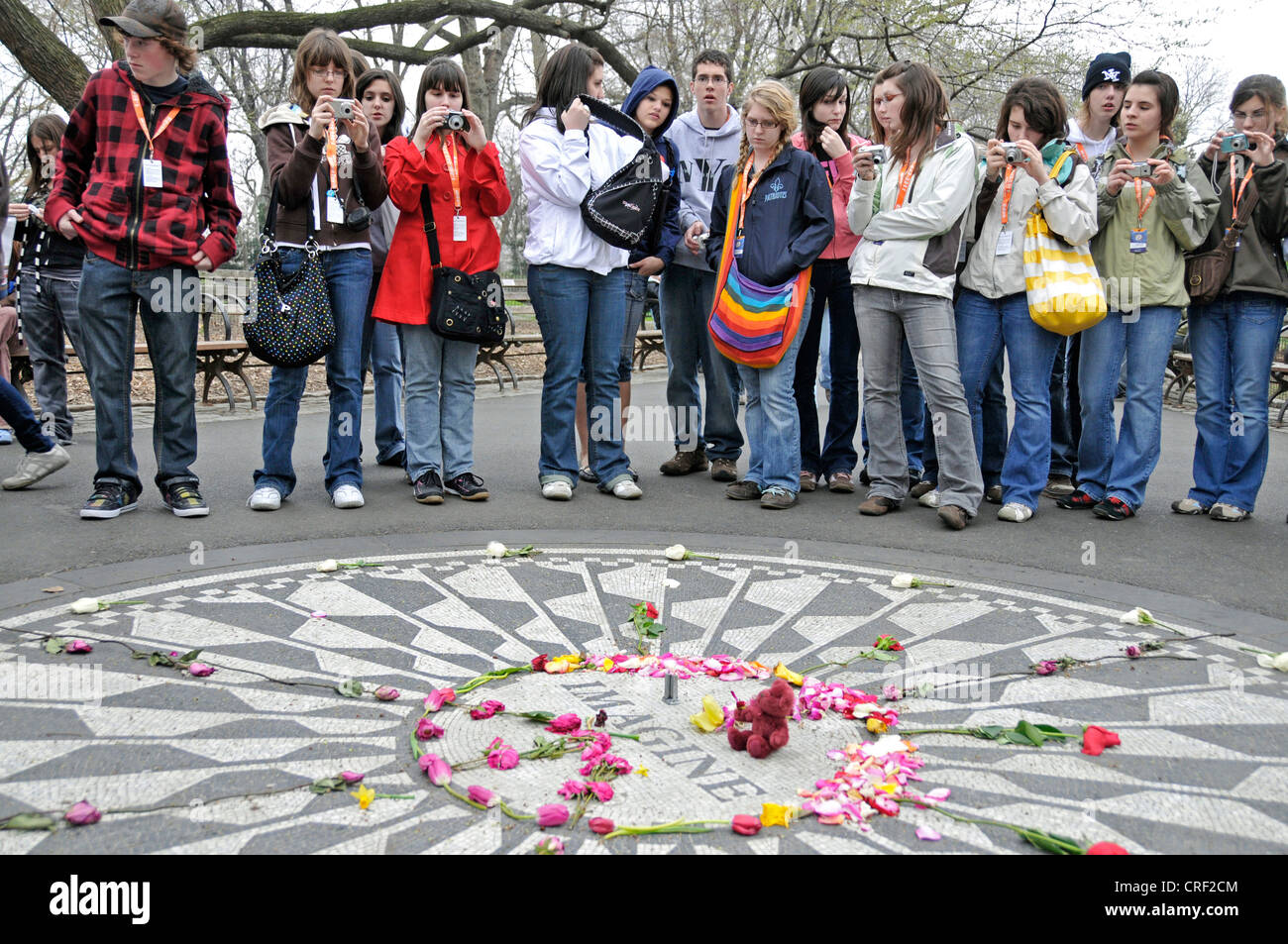 Les enfants à l'école John Lennon memorial place décorée, Strawberry Fields Memorial, USA, New York, Central Park Banque D'Images