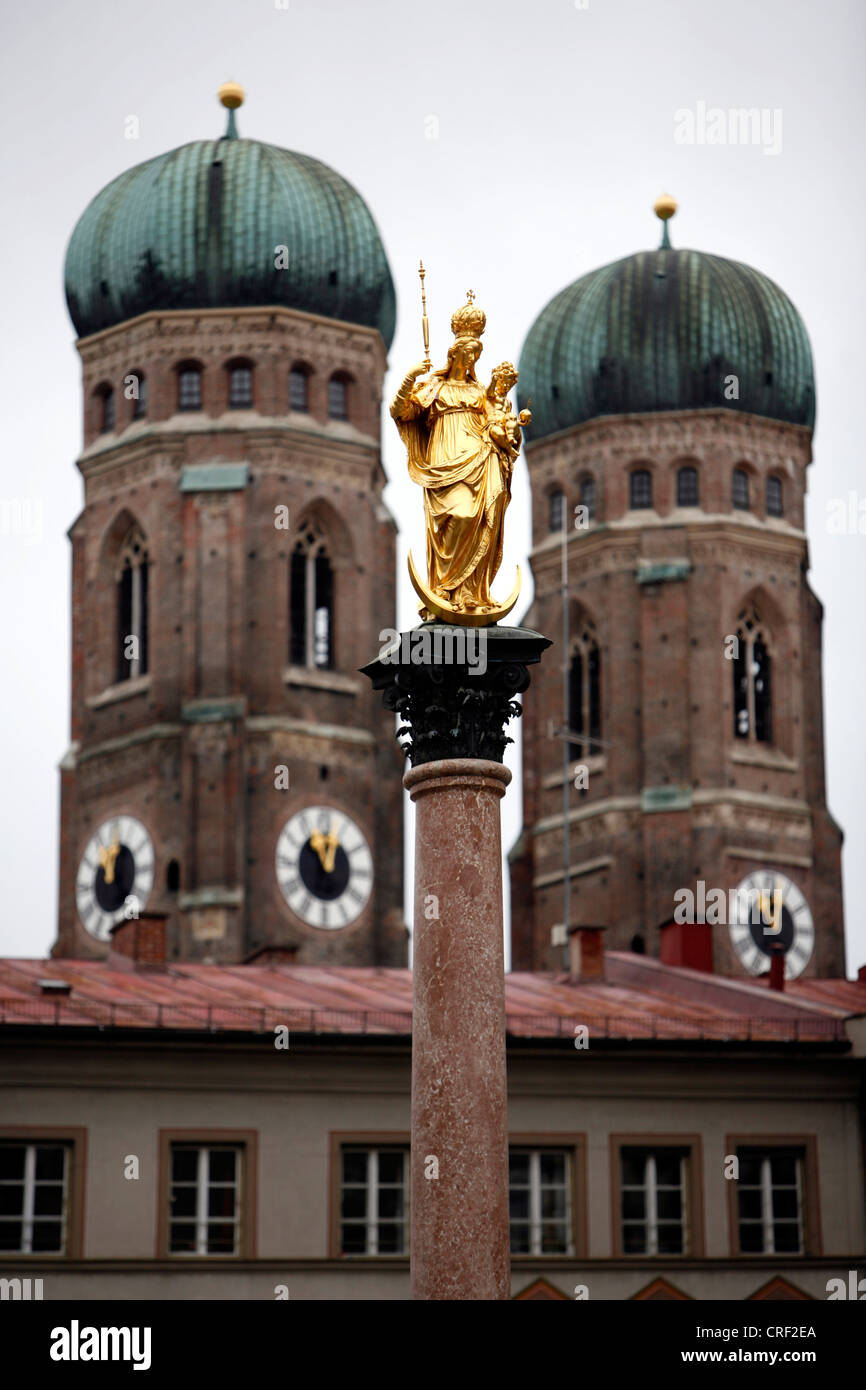 Munich Frauenkirche et Vierge Marie au sommet de l'Mariensaeule, Germany, Bavaria, Munich Banque D'Images