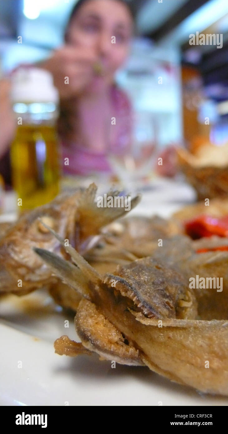 Dégustation tourisme plat de poisson, à la délicatesse de Mallorca, poissons en mordant, Majorque, Baléares en Y. Banque D'Images