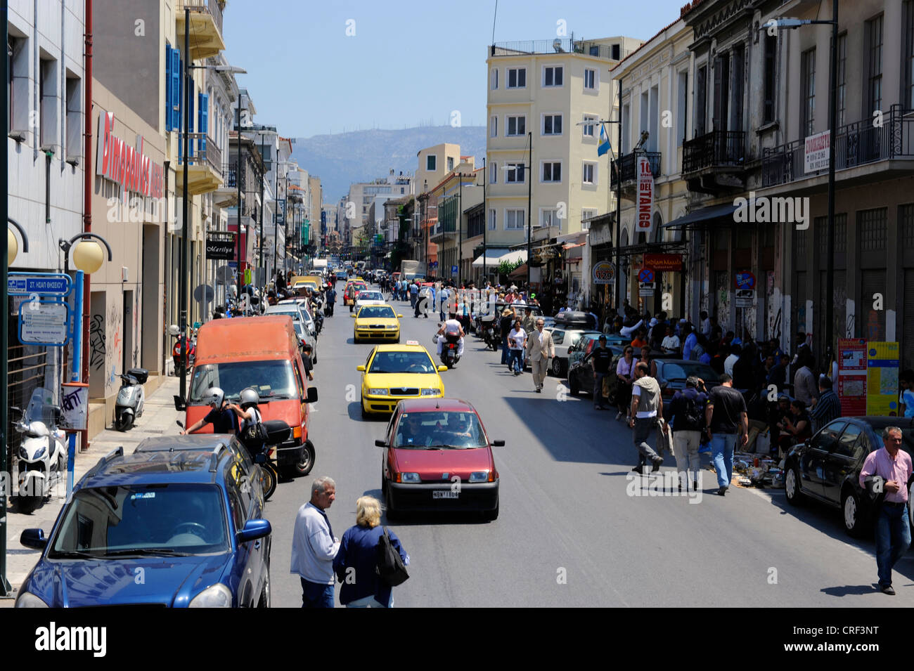 Rues d'Athènes Grèce personnes autos taxis foule de trafic Banque D'Images