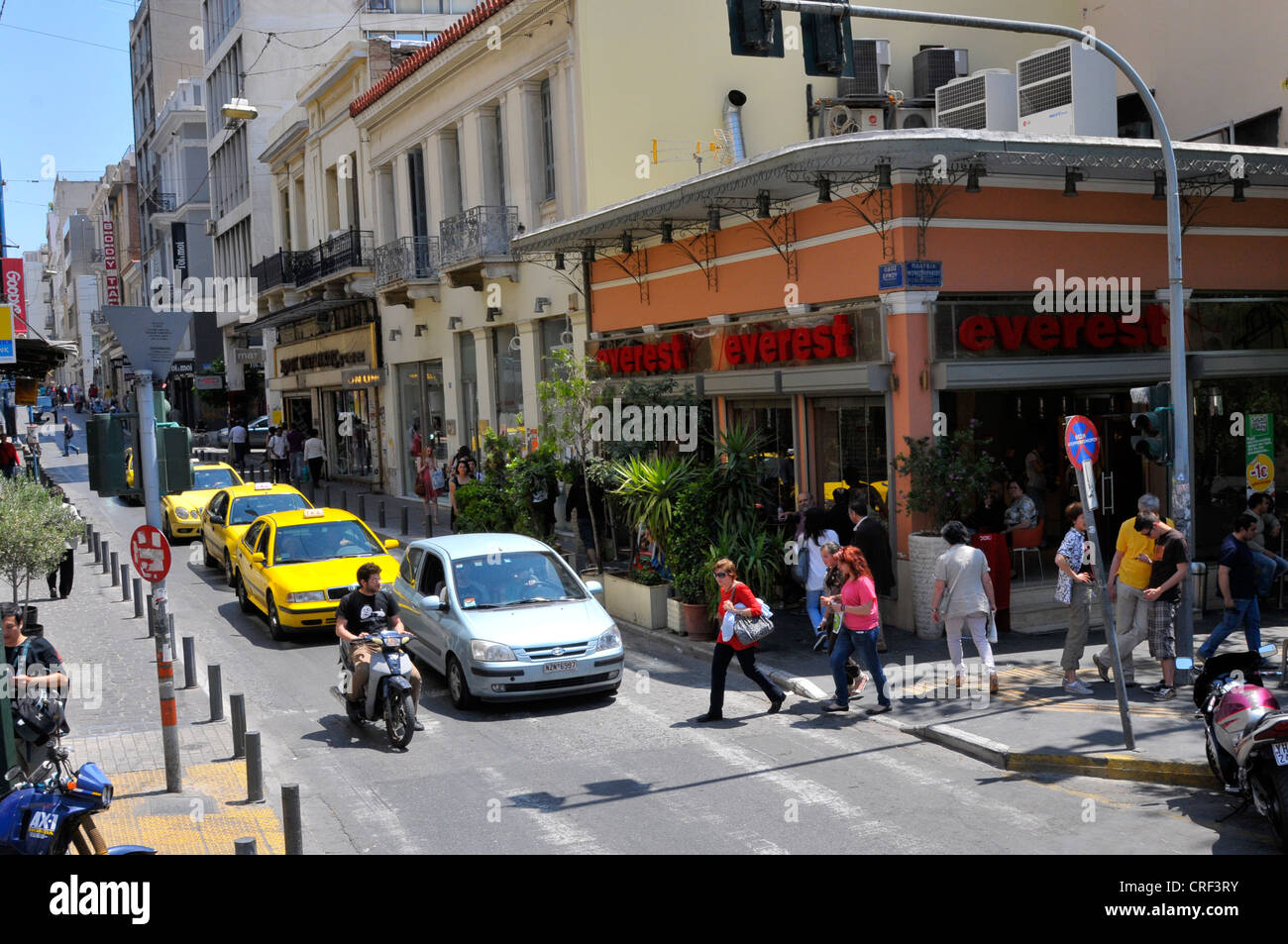 Rues d'Athènes Grèce personnes autos taxis foule de trafic Banque D'Images