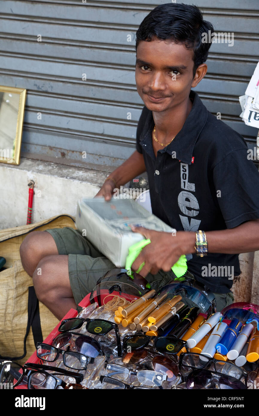 Le Myanmar, Birmanie, Yangon. Vendeur de lunettes de trottoir. Banque D'Images