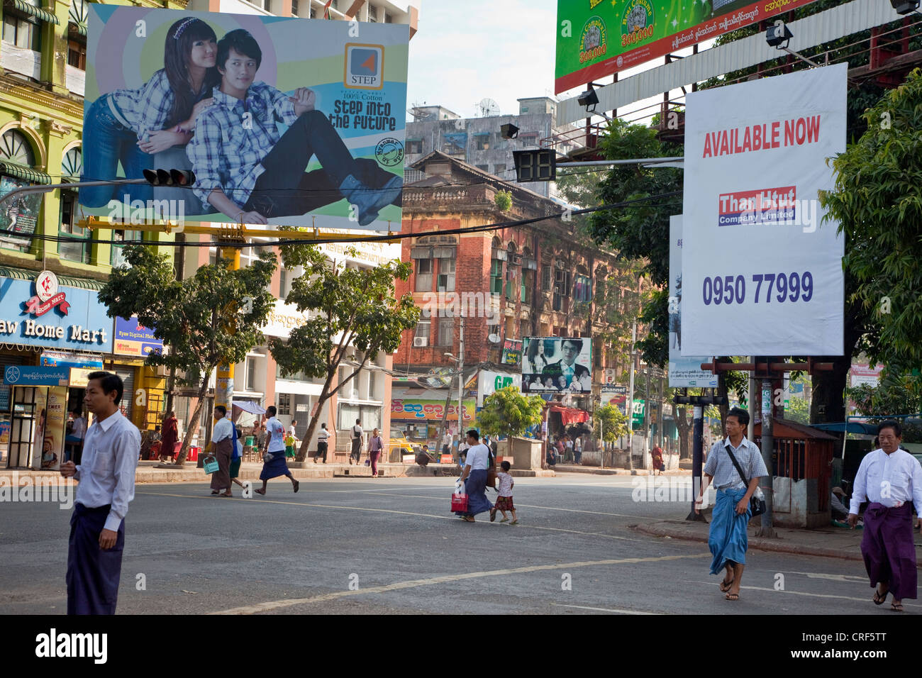 Le Myanmar, Birmanie, Yangon. Scène de rue. Banque D'Images