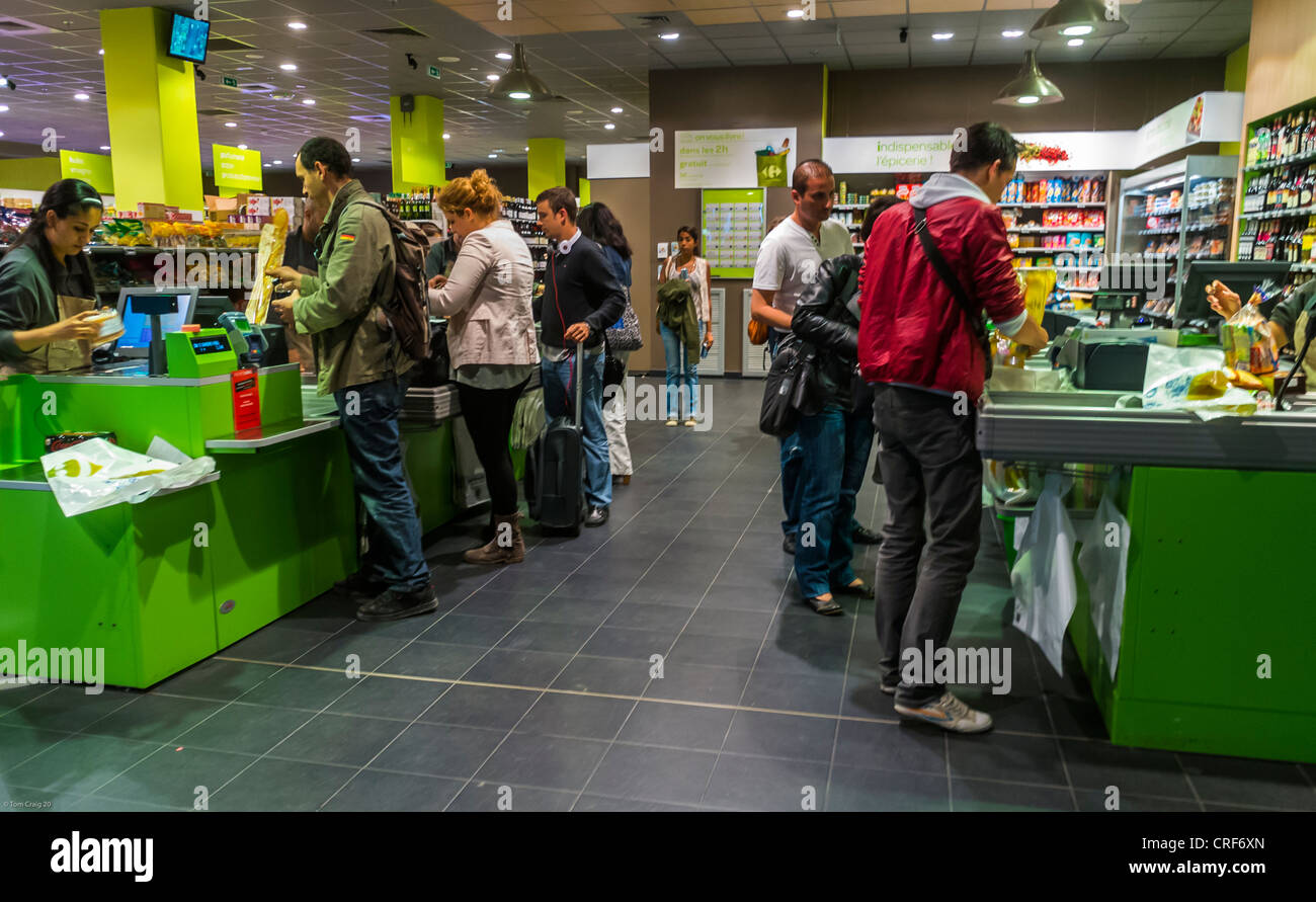 Paris, France, magasins vue intérieure du supermarché 'la Gare Saint  Lazare', supermarché 'Carrefour City', Mall Photo Stock - Alamy