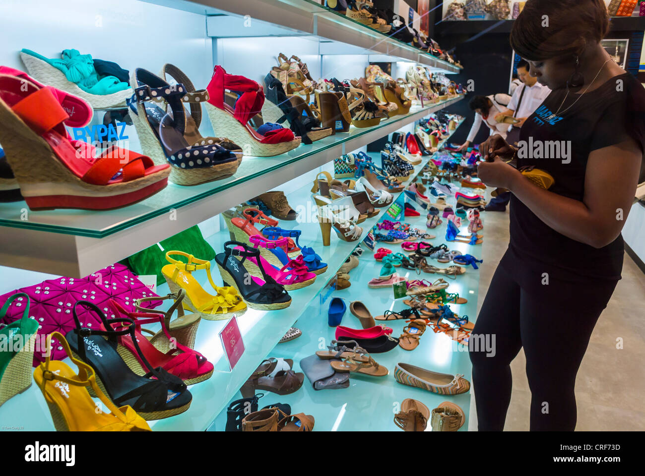 Paris, France, magasins à l'intérieur de la Gare Saint Lazare, MARYPAZ,  Boutique de chaussures pour femmes , Mall; Accessoires pour femmes,  Accessoires pour adolescents Photo Stock - Alamy