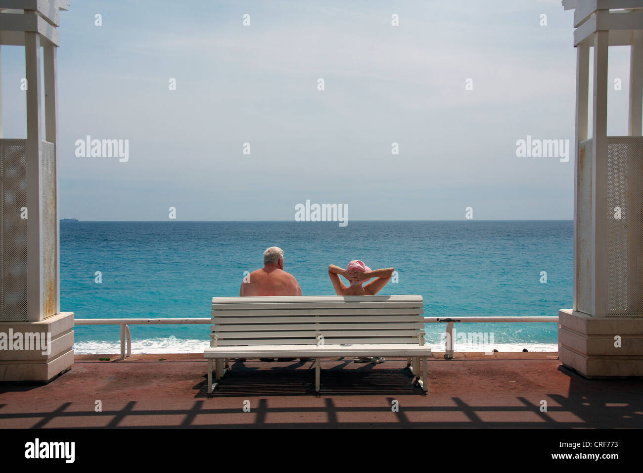 Les gens sur une banque en regardant vers la Côte d'azur à la Promenade des Anglais à Nice, France Banque D'Images