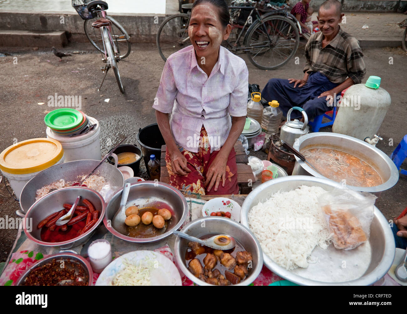 Le Myanmar, Birmanie, Yangon. Street Food Vendor. Noodles, des œufs, saucisses, porc, chou, soupe et sont au nombre de ses friandises. Banque D'Images